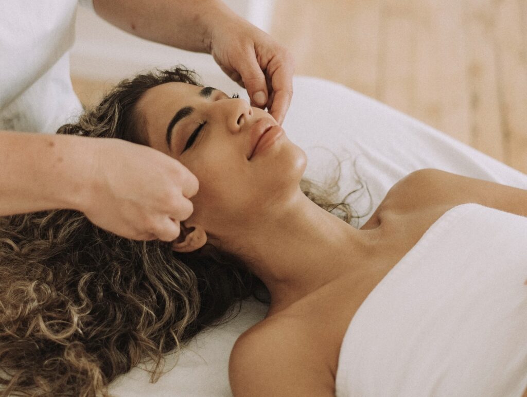 Chronic pain relief, Energetic meanings of pain, Emotional blockages, Headache relief, Scalp rejuvenation, Emotional healing, Holistic healing, Montreal massage therapy, Montreal, Quebec, Insecurity and foot, Massage therapy benefits