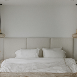 ALIGNED │ MASTER BEDROOM Share a King Size Bed with your friend. ROOM DETAILS GUESTS: 2 BED: 1 KING PRICE: 1699.00$ / guest