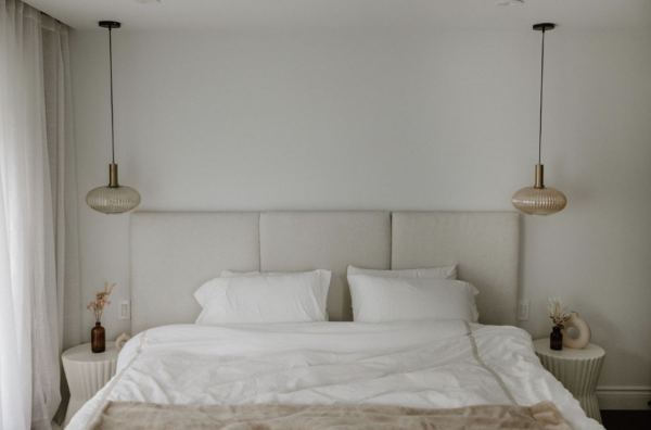 ALIGNED │ MASTER BEDROOM Share a King Size Bed with your friend. ROOM DETAILS GUESTS: 2 BED: 1 KING PRICE: 1699.00$ / guest